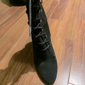 Suede lace up boots with side zipper